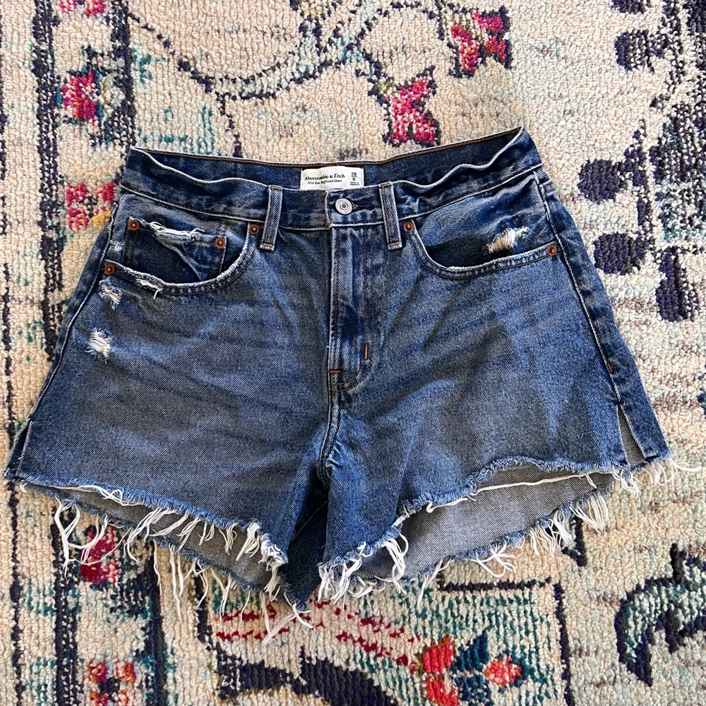 Abercrombie size 28 / 6 Jean shorts